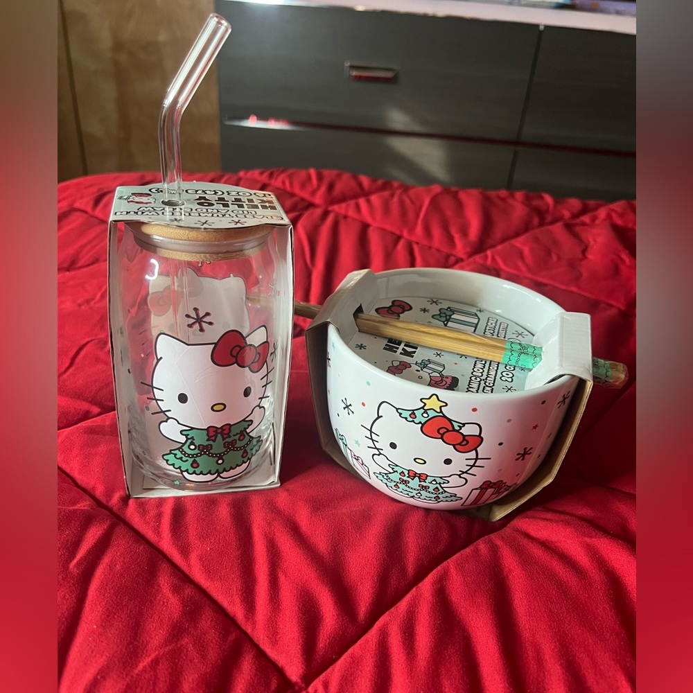 Hello kitty ceramic bowl with chopsticks. IT’S ONLY THE BOWL